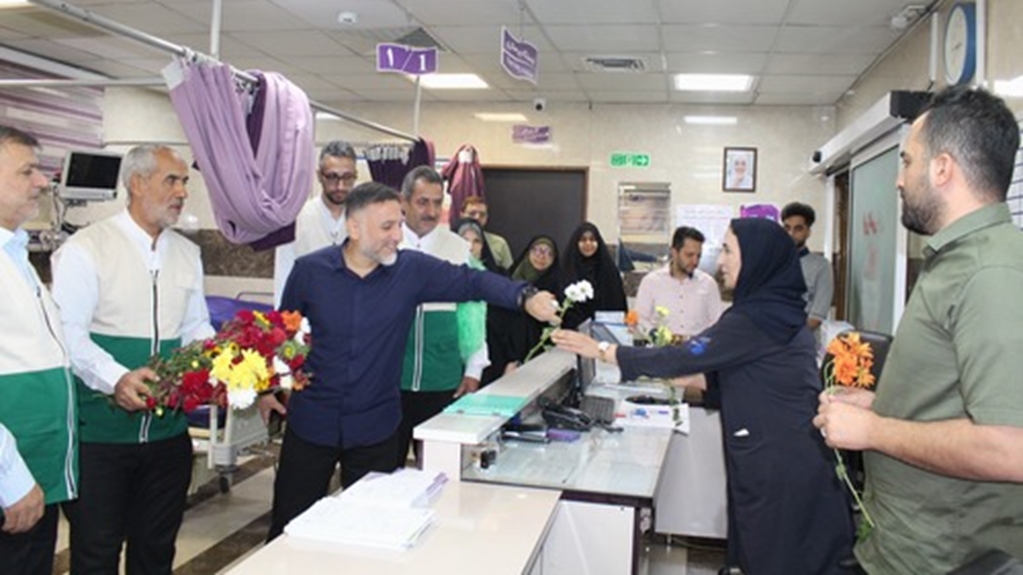 ادامه عکس های مربوط به حضور خادمان آستان قدس رضوی در مرکز مهدیه به مناسبت هفته پرستار